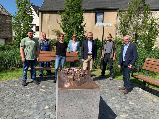Bild: v. l. K. Lenz, R. Gelbert, H. Metz, P. Wolf, Bürgermeister Dr. F. Schmidt, D. Gelbert, K- H. Schäfer Stadtmodell aus Bronze